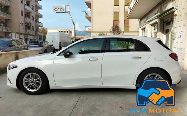 MERCEDES-BENZ A 180 d Automatic Business Extra Immagine 1