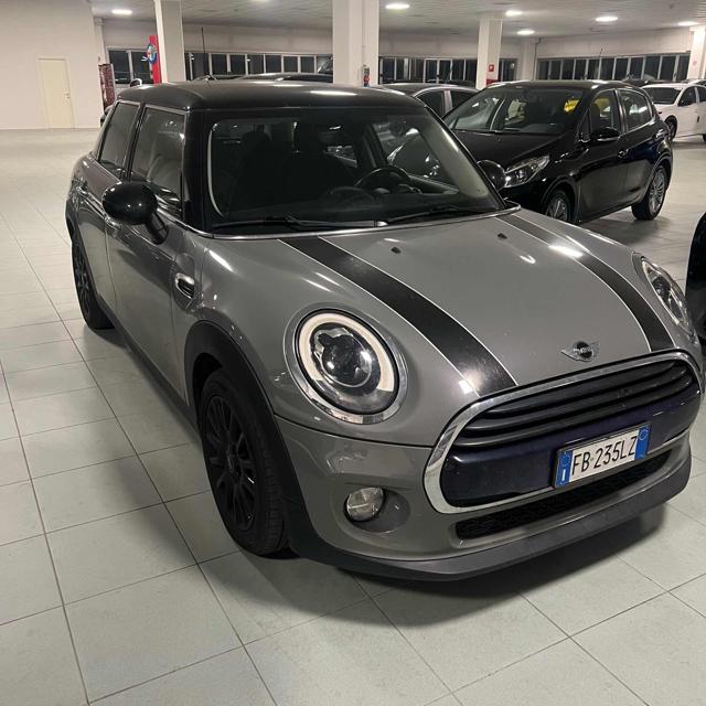 MINI Cooper D 1.5 Cooper D Business 5 porte Immagine 0