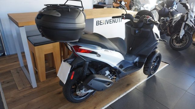 PIAGGIO MP3 300 HPE GUIDABILE PATENTE B Immagine 2