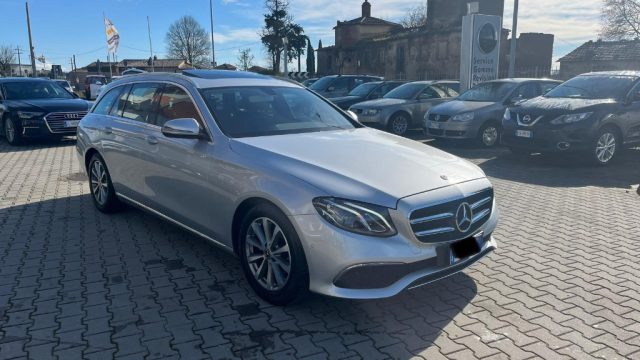 MERCEDES-BENZ E 220 d S.W. Auto Business Sport Immagine 1