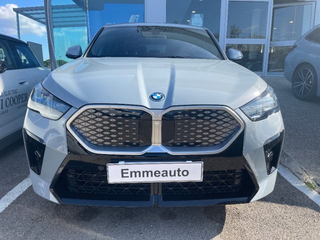 BMW iX2 xDrive 30 Msport Immagine 1