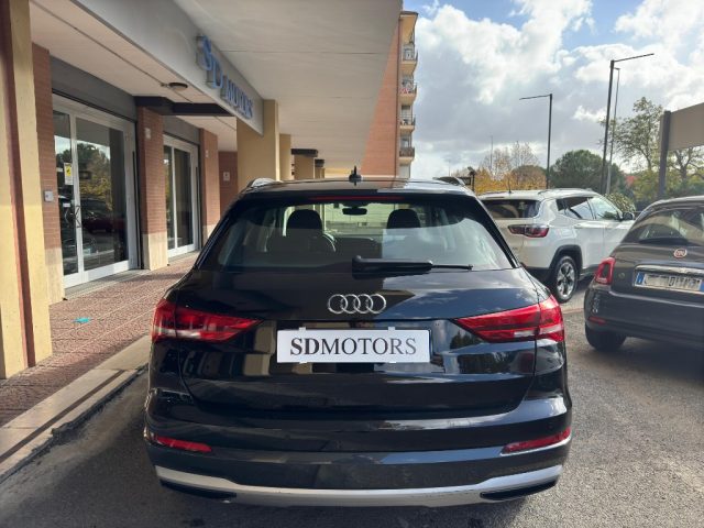 AUDI Q3 35 TFSI S tronic Business Immagine 3