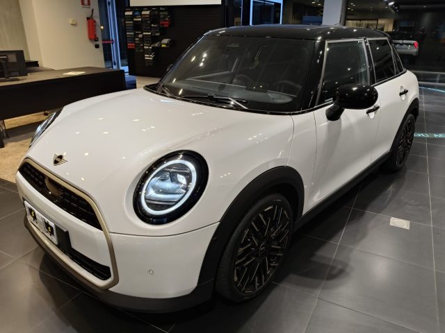 MINI Mini 5 Porte Cooper C Favoured Immagine 0