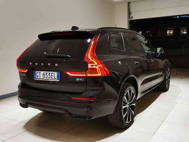 VOLVO XC60 B4 (d) AWD automatico Ultimate Dark Immagine 4