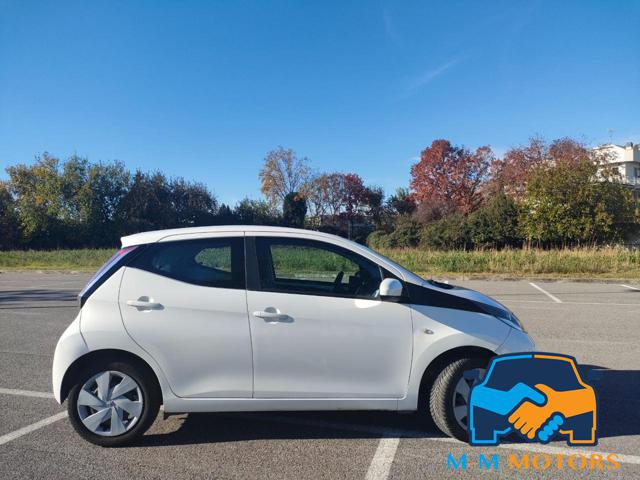 TOYOTA Aygo 1.0 VVT-i 69 CV 5 porte x-cool NEOPATENTATI Immagine 1