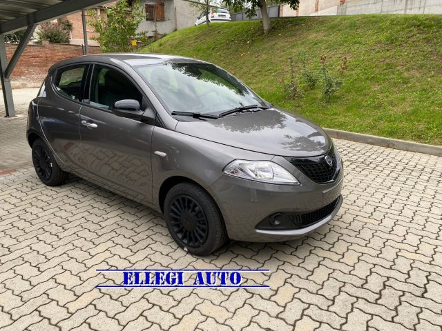 LANCIA Ypsilon PROMO FINANZ 1.0 5 porte Hybrid  Silver KM 0 2023 Immagine 2