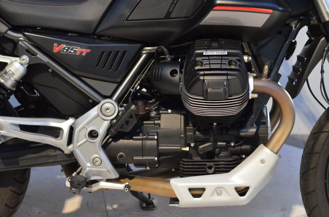 MOTO GUZZI V85 TT 2023 - 6.000 KM + BORSE E BAULETTO Immagine 2