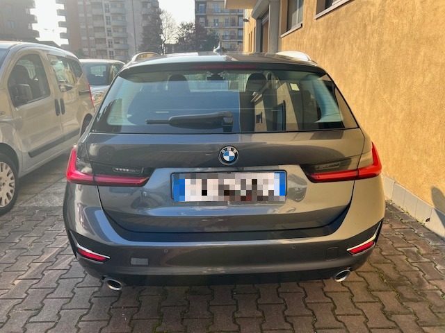 BMW 320 d Touring Luxury Immagine 4