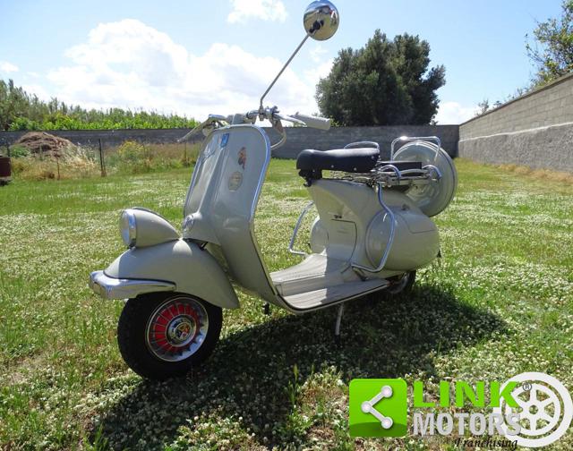 PIAGGIO Vespa 125 faro basso Restaurata (targa oro) Immagine 2