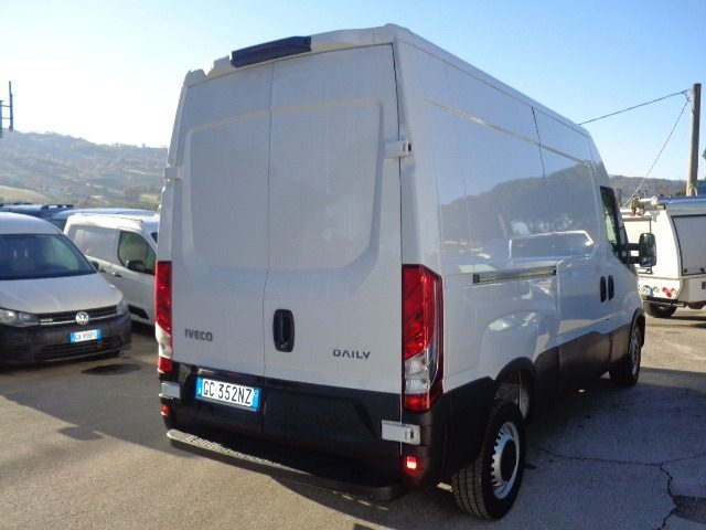 IVECO Daily 33S12V 2.3 HPT PM-TM Furgone Immagine 2