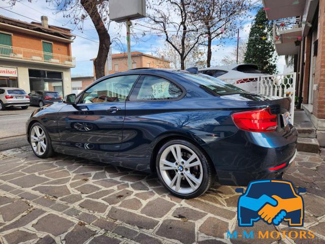 BMW 220 d Coupé Sport Immagine 4