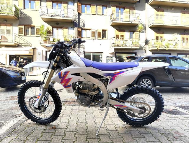 YAMAHA YZ 450 F . Immagine 2