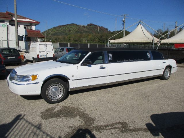 LINCOLN Town Car Limousine Immagine 3