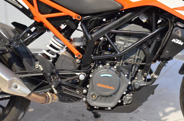 KTM 125 Duke ABS 2017 - PATENTE A1/B Immagine 2