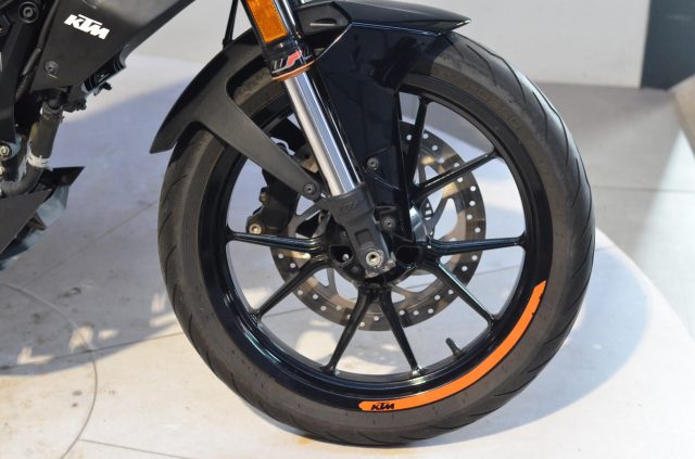 KTM 125 Duke ABS 2017 - PATENTE A1/B Immagine 3