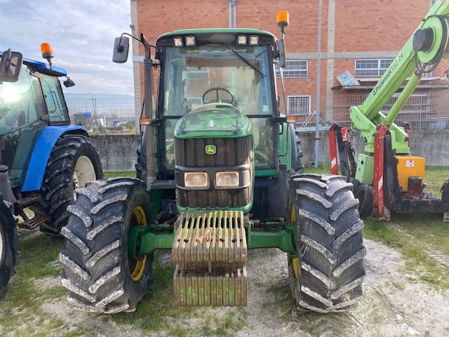 JOHN DEERE 6320 CON FRENATURA PNEUMATICA ANNO 2005 ORE 9938 Immagine 1