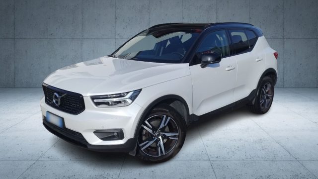 VOLVO XC40 T4 Geartronic Momentum Aut. + Tetto Immagine 0