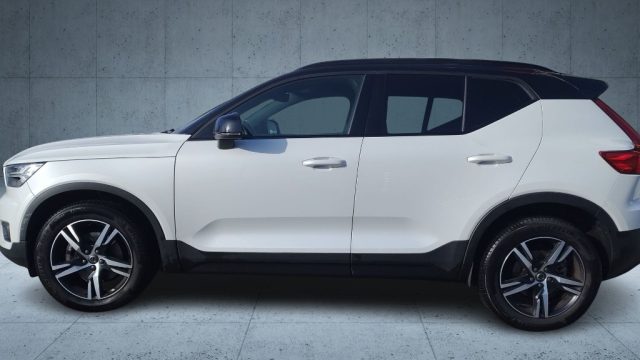 VOLVO XC40 T4 Geartronic Momentum Aut. + Tetto Immagine 2