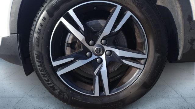 VOLVO XC40 T4 Geartronic Momentum Aut. + Tetto Immagine 3