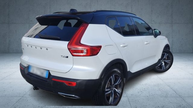 VOLVO XC40 T4 Geartronic Momentum Aut. + Tetto Immagine 1