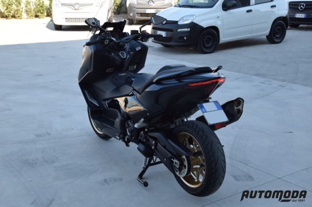 YAMAHA T-Max 560 Tech Max akrapovic Immagine 3