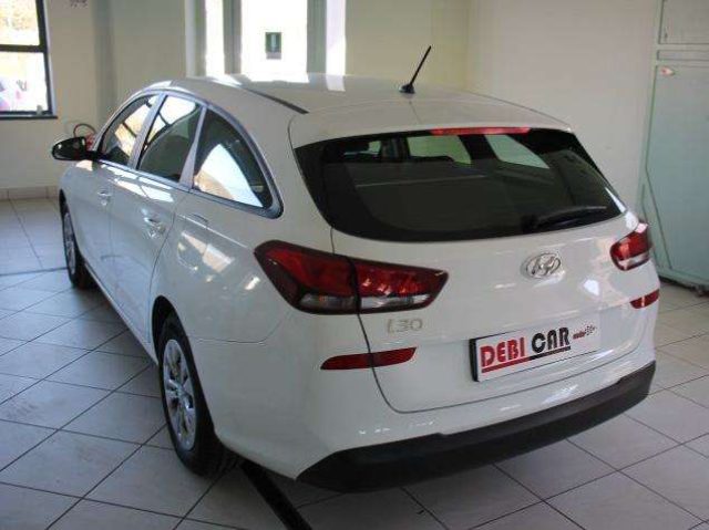 HYUNDAI i30 Comfort 100 CV MY 2020 Immagine 3