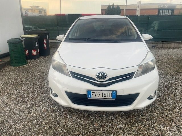 TOYOTA Yaris 1.3 5 porte Lounge Immagine 1