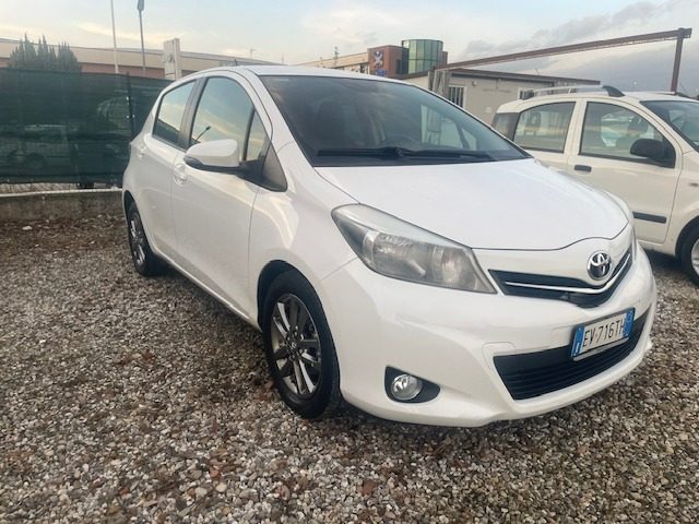 TOYOTA Yaris 1.3 5 porte Lounge Immagine 2