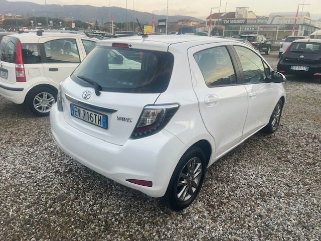 TOYOTA Yaris 1.3 5 porte Lounge Immagine 3