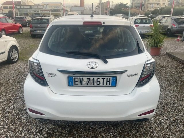 TOYOTA Yaris 1.3 5 porte Lounge Immagine 4