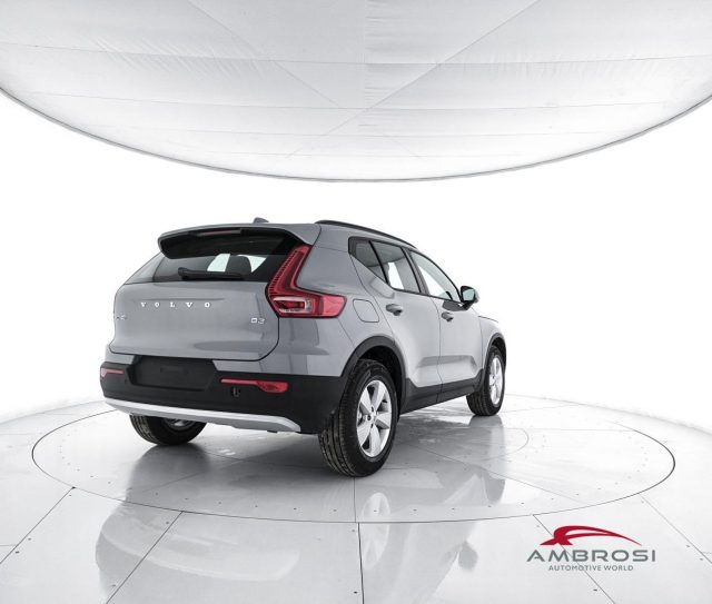 VOLVO XC40 B3 Mild hybrid Benzina Essential Immagine 2