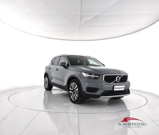 VOLVO XC40 D3 Momentum Immagine 1