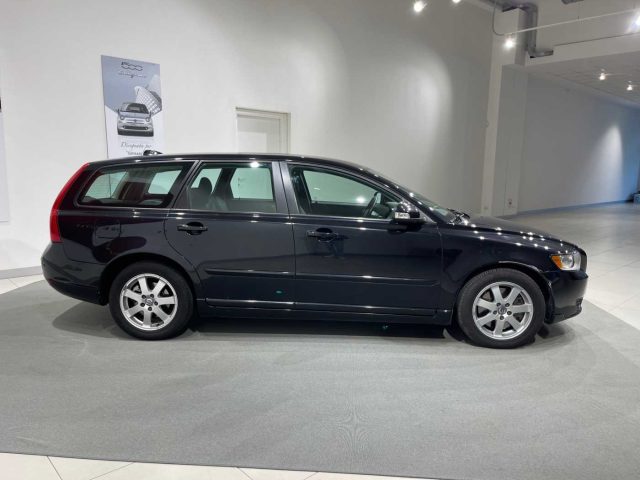 VOLVO V50 2.0 D cat Powershift Momentum Immagine 1