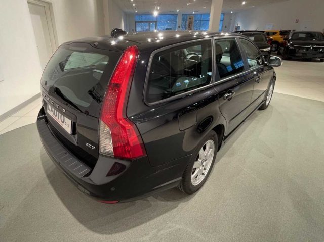 VOLVO V50 2.0 D cat Powershift Momentum Immagine 2