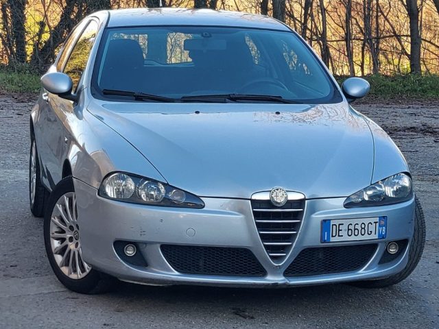 ALFA ROMEO 147 1.6 16V TS (105) 3 porte Distinctive Immagine 0