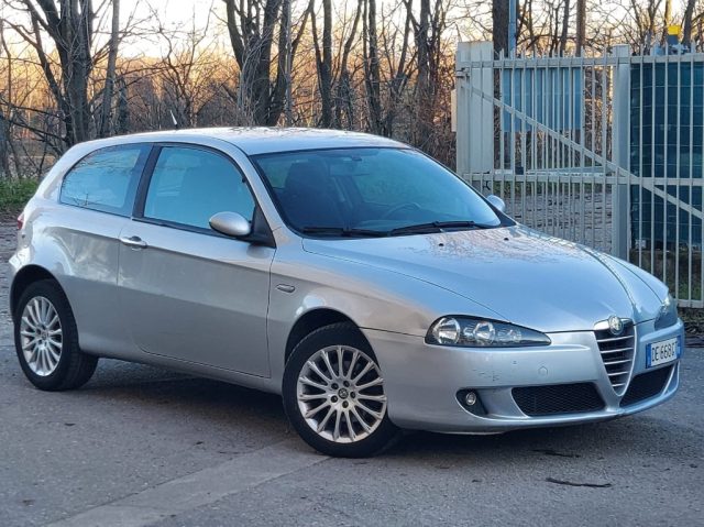 ALFA ROMEO 147 1.6 16V TS (105) 3 porte Distinctive Immagine 1