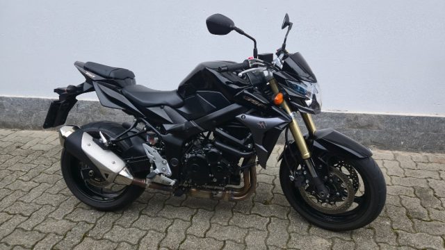 SUZUKI GSR 750 2011 Immagine 0