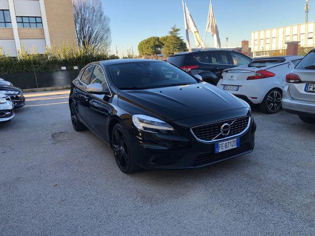 VOLVO V40 D2 R-design Momentum Immagine 0