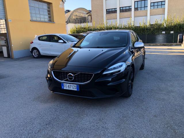 VOLVO V40 D2 R-design Momentum Immagine 1