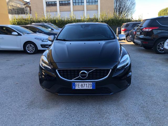 VOLVO V40 D2 R-design Momentum Immagine 2