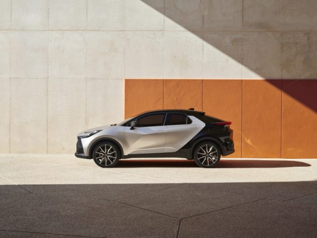 TOYOTA C-HR 1.8 HV Lounge Hero  (2023--&gt;) Immagine 3