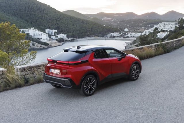 TOYOTA C-HR 1.8 HV Lounge Hero  (2023--&gt;) Immagine 4