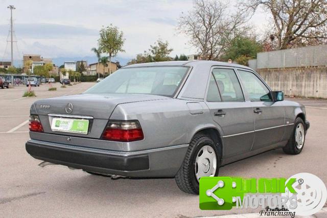 MERCEDES-BENZ E 200 elegance Immagine 2