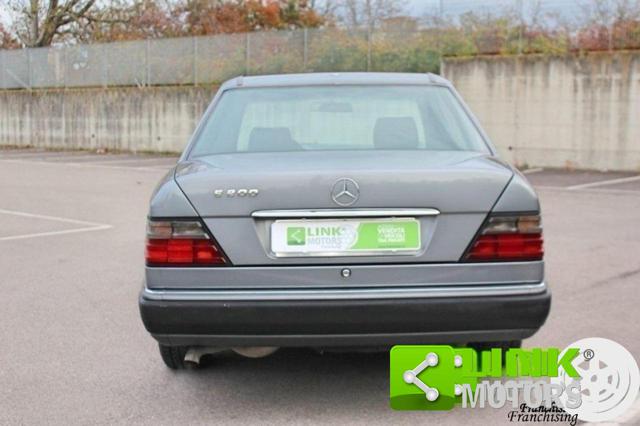 MERCEDES-BENZ E 200 elegance Immagine 4