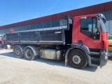 IVECO STRALIS CON CASSONE RIBALT.TRILATER. ANNO 2005