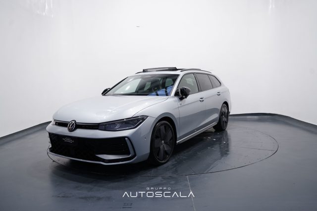 VOLKSWAGEN Passat Variant Benzina 2024 usata, Napoli