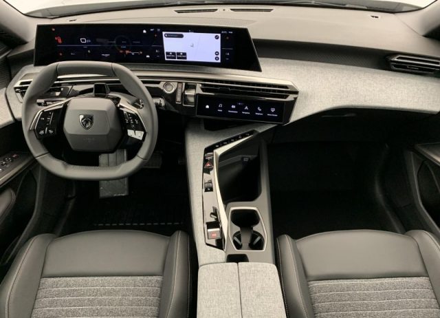 PEUGEOT 5008 HYBRID 145 E-DCS6 ALLURE + PACK  - foto 9
