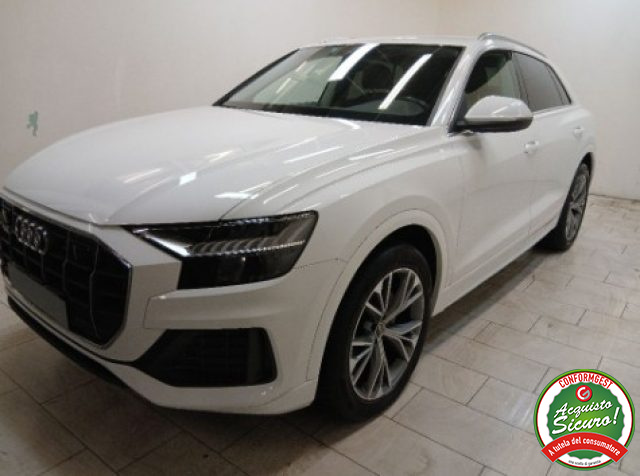 AUDI Q8 Bianco metallizzato