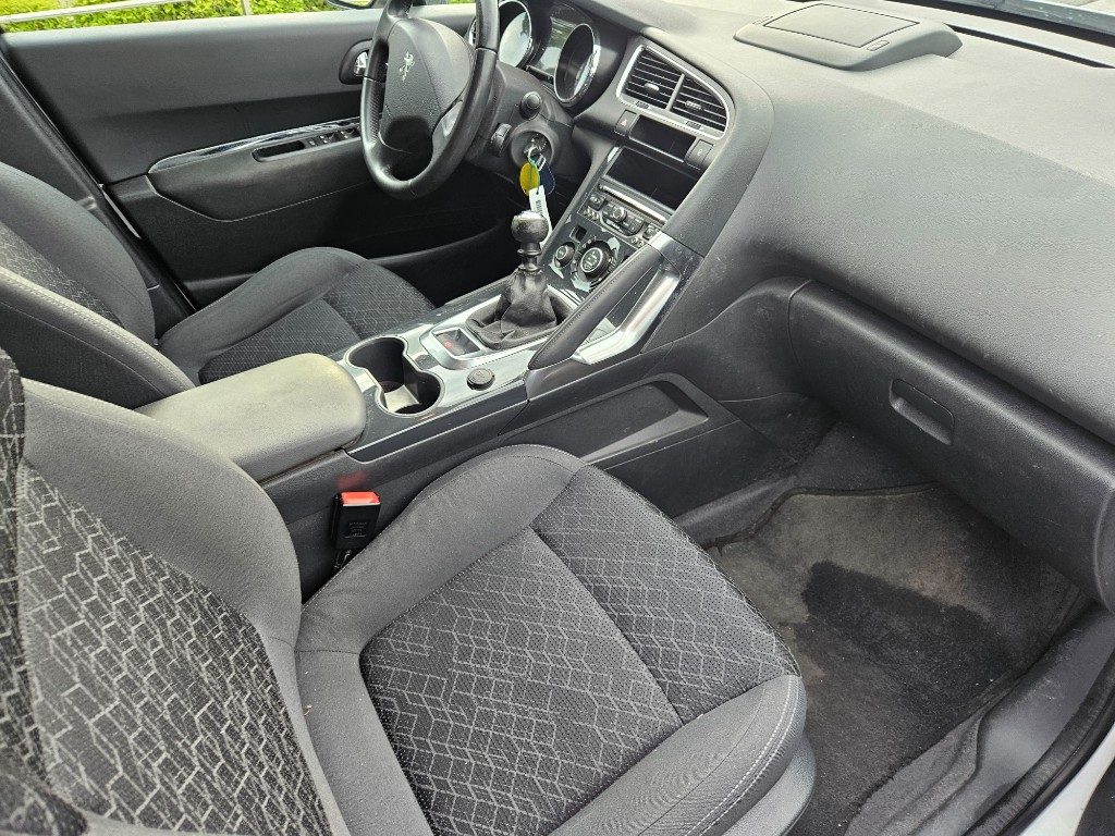 PEUGEOT 3008 1.6 e-HDi 115CV Stop&Start Allure - 9