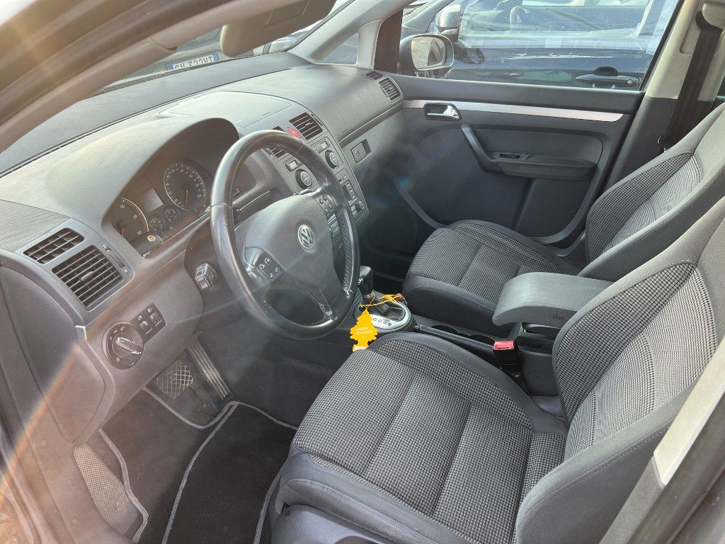 Immagine di VOLKSWAGEN Touran 2.0 16V TDI DSG del 12/2004 km 470721